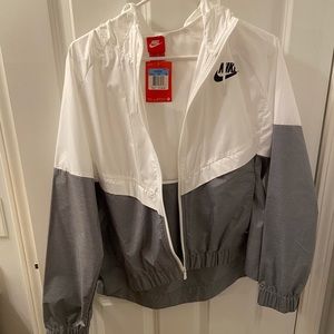 NWT woman’s Nike windbreaker